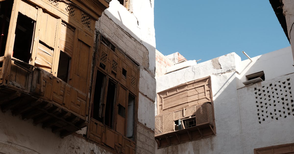 Explore the traditional wooden architecture of Al-Balad in Jeddah, showcasing its historical charm.